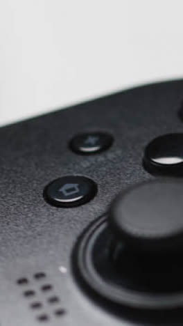 Macro-De-Video-Vertical-Cerca-De-Dos-Botones-Del-Controlador-De-Videojuegos-Joystick-De-Control